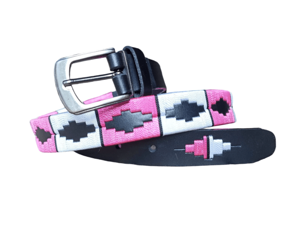 Cinturón artesanal de cuero negro estilo polo con bordado geométrico en colores rosado, blanco y negro, fabricado a mano en Tuluá por Almacenes Cuero.
